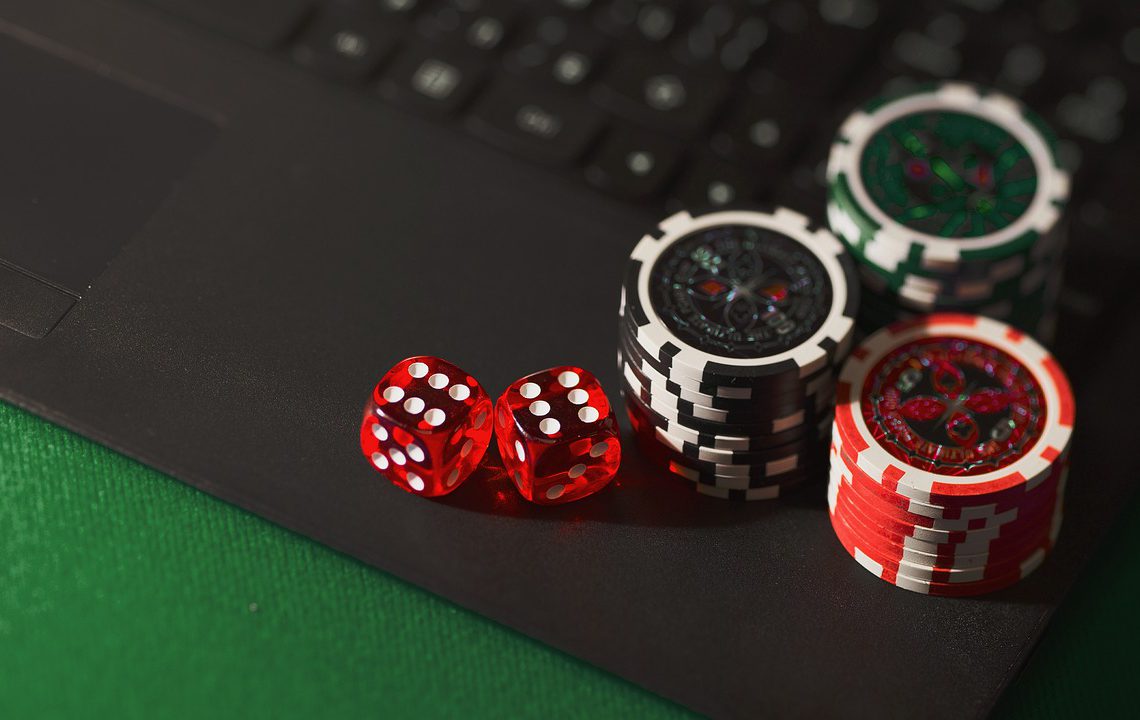 A uncomplicated sporting down of Internet Poker Papers